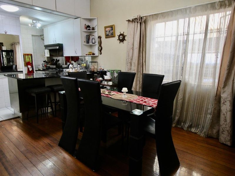 Stunning Family Home with Flat let & Entertainer’s Paradise - Photo 5