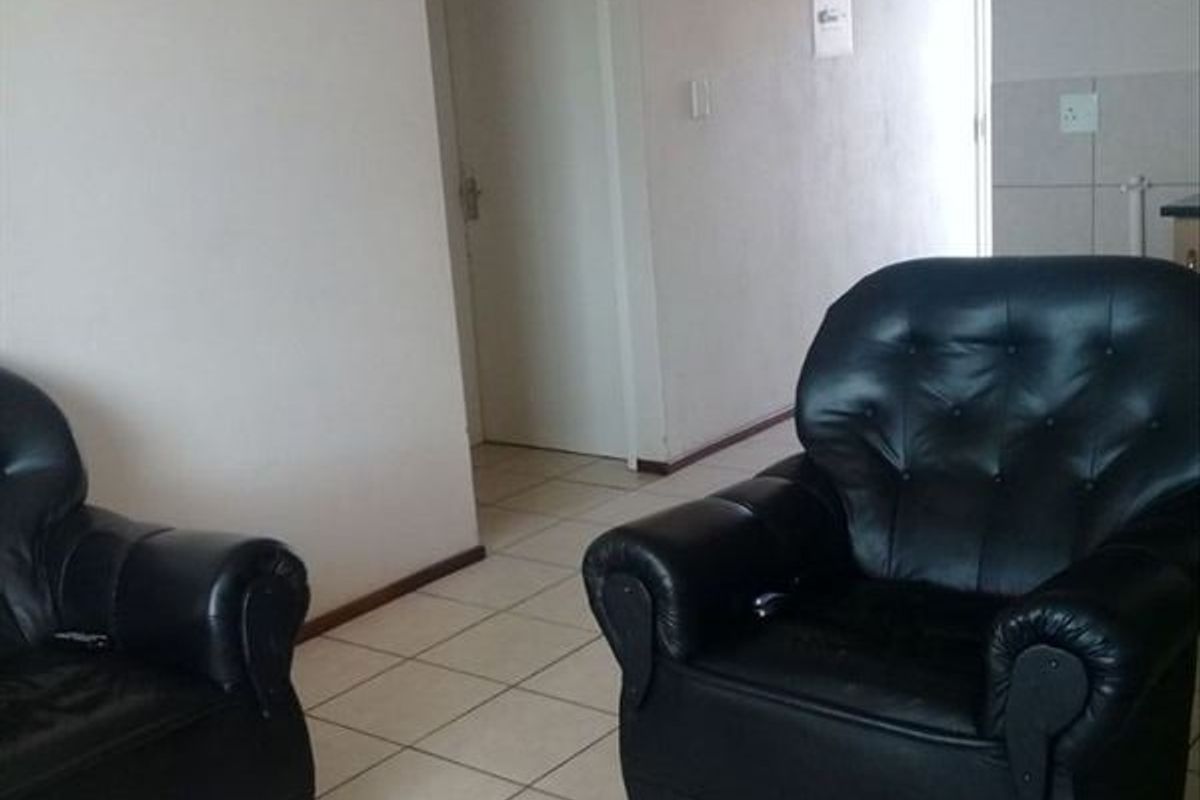 Charming 2-Bedroom Home with Comfortable Living Spaces - Photo 2