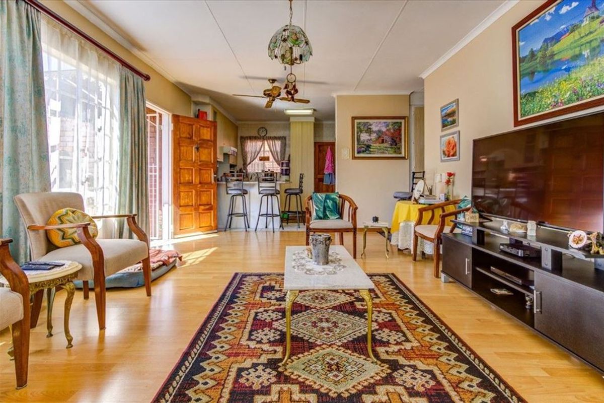 Spacious 3-Bedroom Home with Double Garage - Photo 2