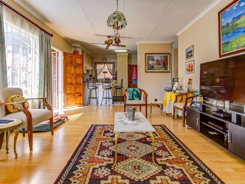 Spacious 3-Bedroom Home with Double Garage - Photo 2