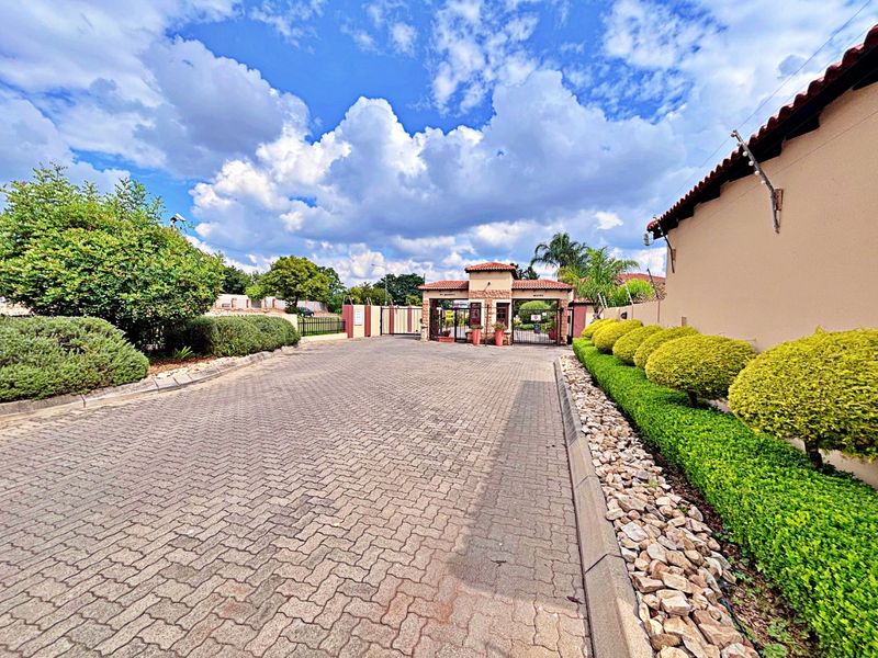 Elegant Double-Storey Top-Floor Apartment in Villa Peluzzi - Photo 3