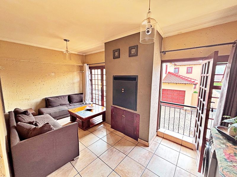 Elegant Double-Storey Top-Floor Apartment in Villa Peluzzi - Photo 10