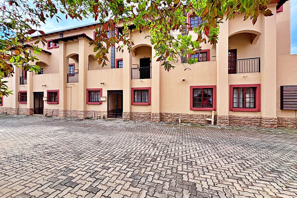 Elegant Double-Storey Top-Floor Apartment in Villa Peluzzi - Photo 2
