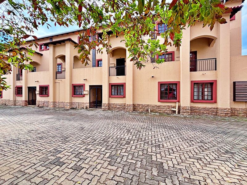 Elegant Double-Storey Top-Floor Apartment in Villa Peluzzi - Photo 2