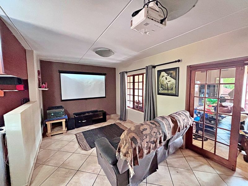 Elegant Double-Storey Top-Floor Apartment in Villa Peluzzi - Photo 7