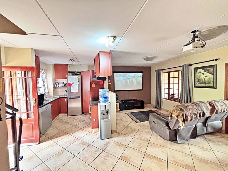 Elegant Double-Storey Top-Floor Apartment in Villa Peluzzi - Photo 9