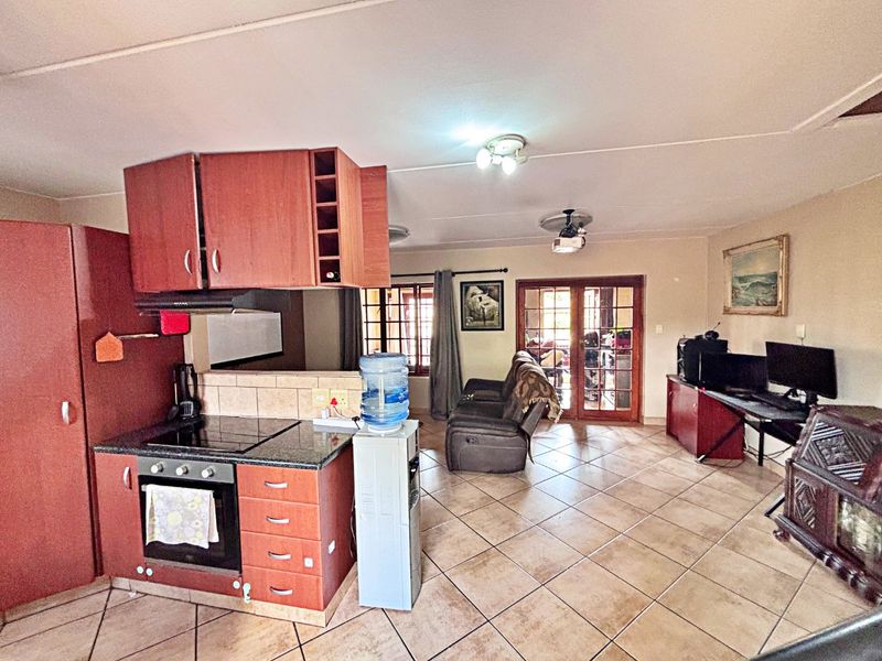 Elegant Double-Storey Top-Floor Apartment in Villa Peluzzi - Photo 8