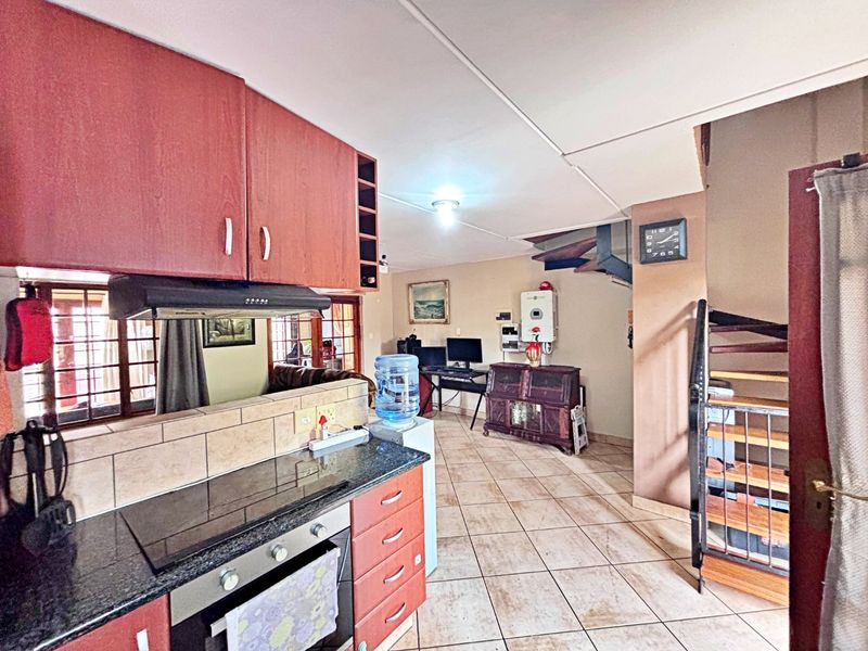 Elegant Double-Storey Top-Floor Apartment in Villa Peluzzi - Photo 7