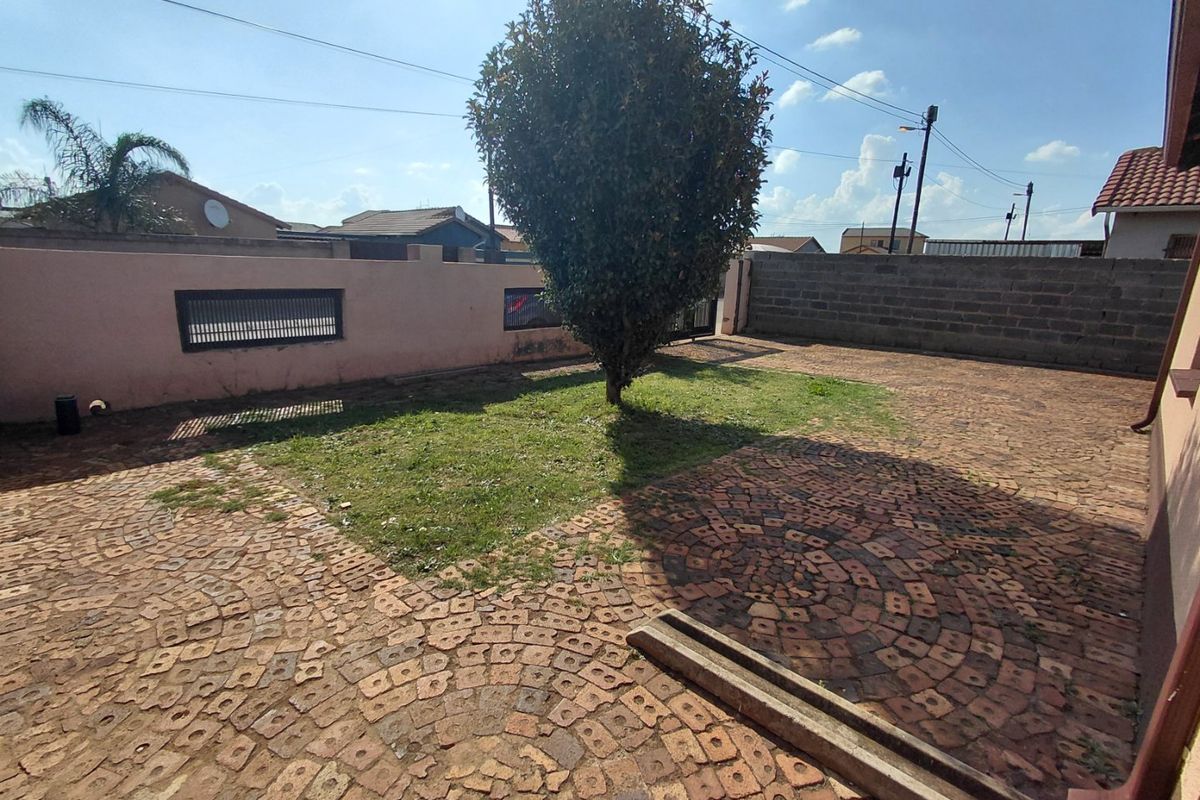 Charming 2-Bedroom Home in a Quiet Area of Protea Glen Ext 24 - Photo 5
