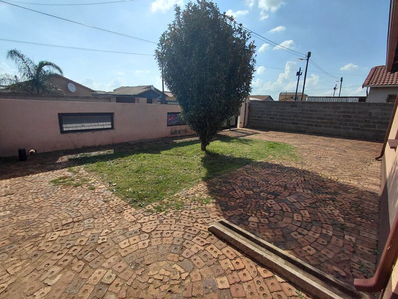 Charming 2-Bedroom Home in a Quiet Area of Protea Glen Ext 24 - Photo 5