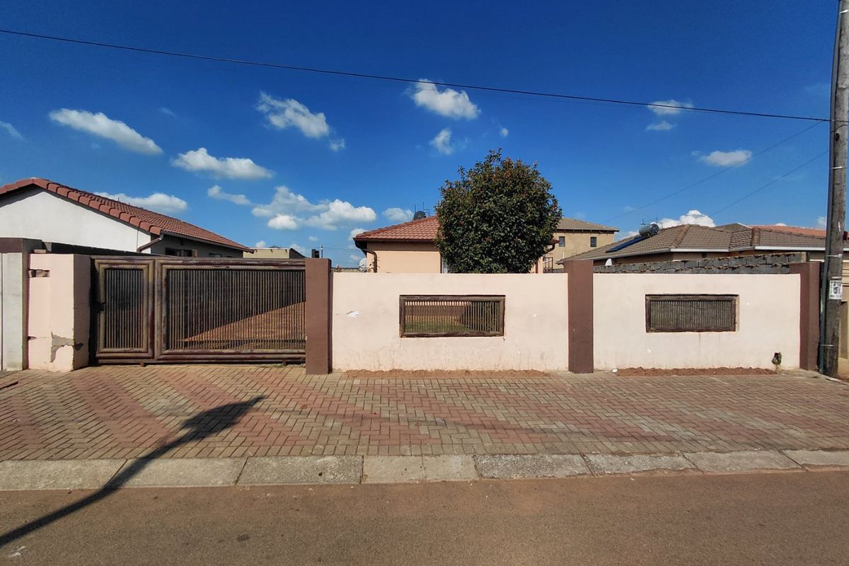 Charming 2-Bedroom Home in a Quiet Area of Protea Glen Ext 24 - Photo 3