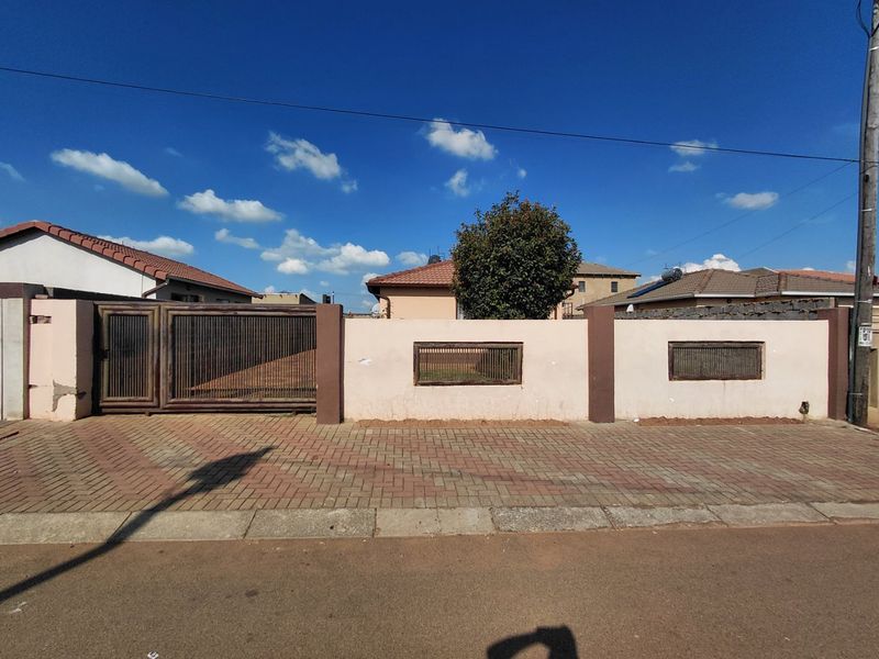 Charming 2-Bedroom Home in a Quiet Area of Protea Glen Ext 24 - Photo 3