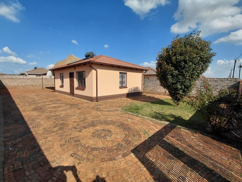 Charming 2-Bedroom Home in a Quiet Area of Protea Glen Ext 24 - Photo 7