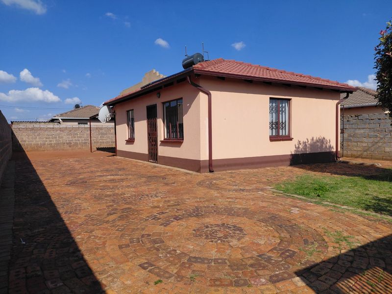 Charming 2-Bedroom Home in a Quiet Area of Protea Glen Ext 24 - Photo 6
