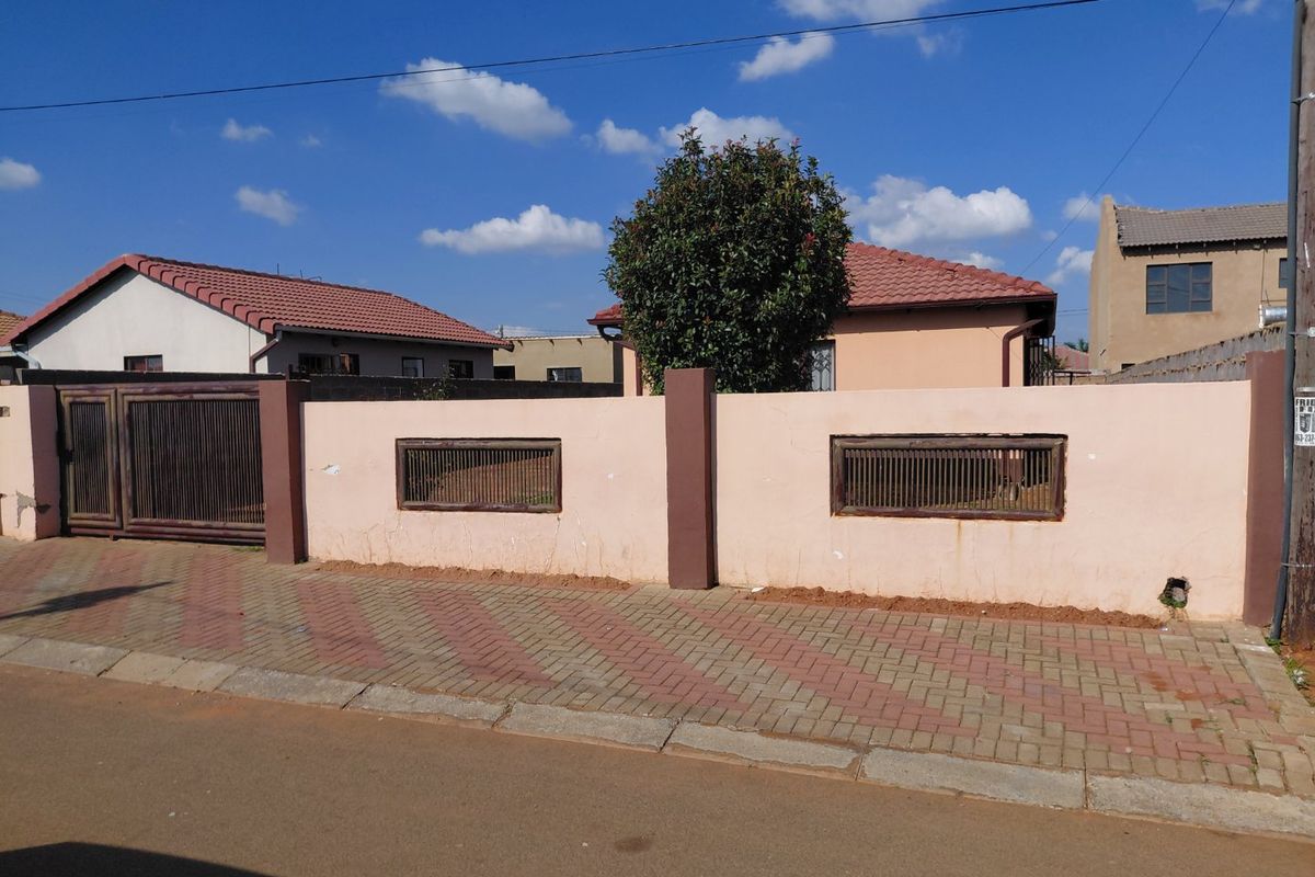 Charming 2-Bedroom Home in a Quiet Area of Protea Glen Ext 24 - Photo 2