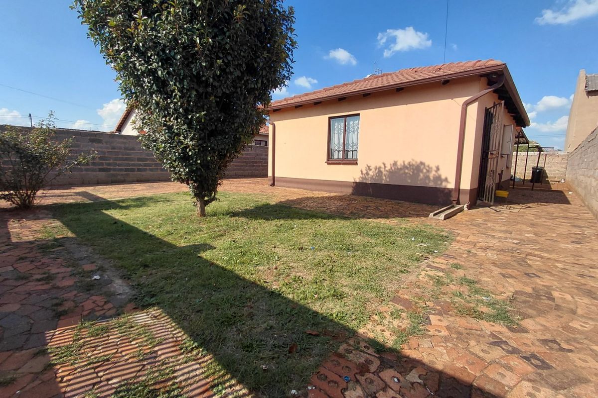Charming 2-Bedroom Home in a Quiet Area of Protea Glen Ext 24 - Photo 4