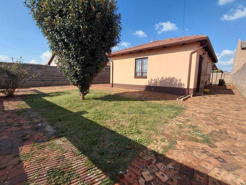 Charming 2-Bedroom Home in a Quiet Area of Protea Glen Ext 24 - Photo 4