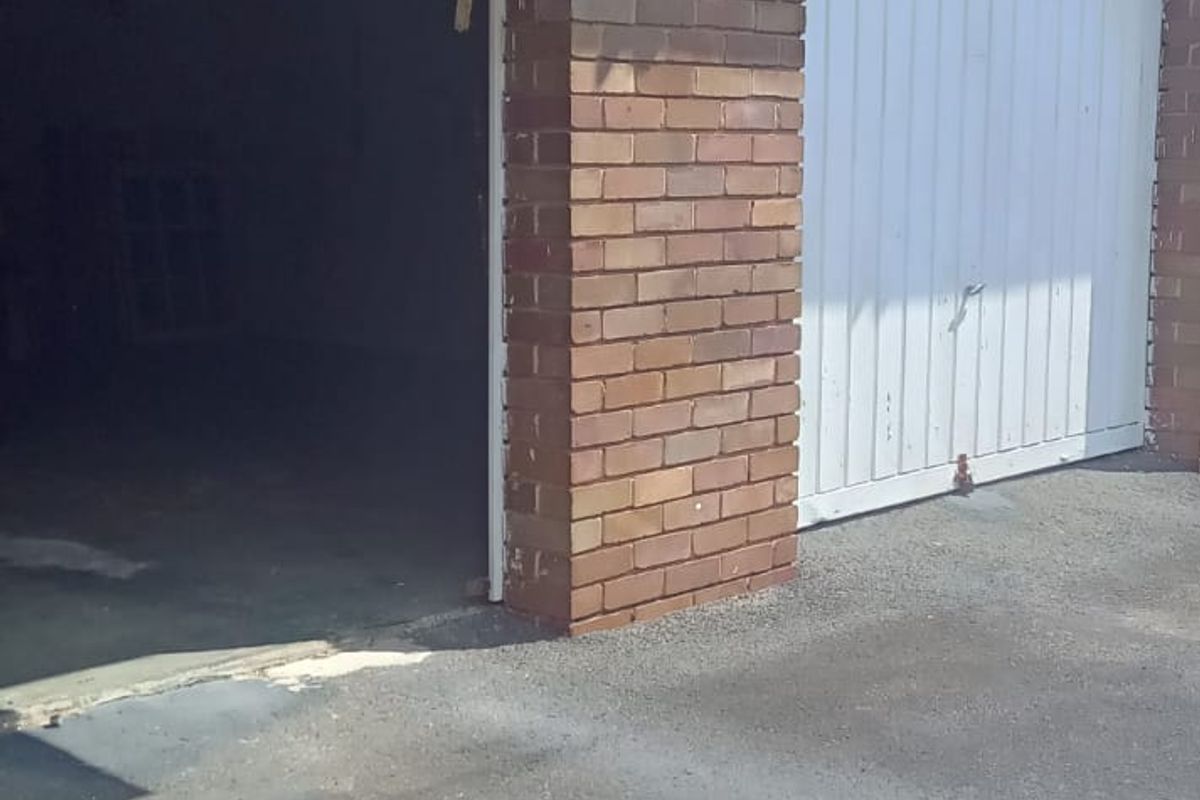 4 Bed-room townhouse/apartment at Uvongo   - Photo 2