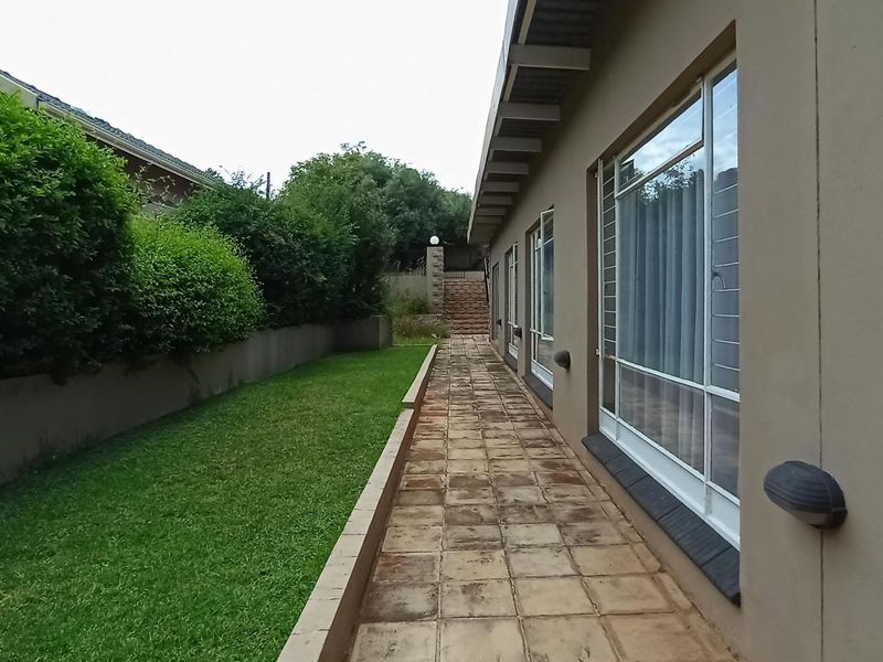4 bedroom, 2 bathroom, 3 living areas in Waterkloof Ridge  - Photo 2