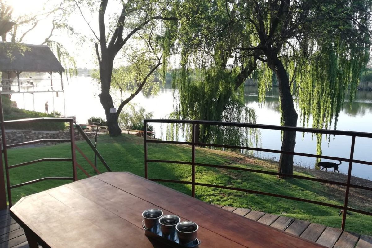 Stunning 10ha Riverfront Retreat on the Vaal River – Just 15 Minutes from Orkney - Photo 2