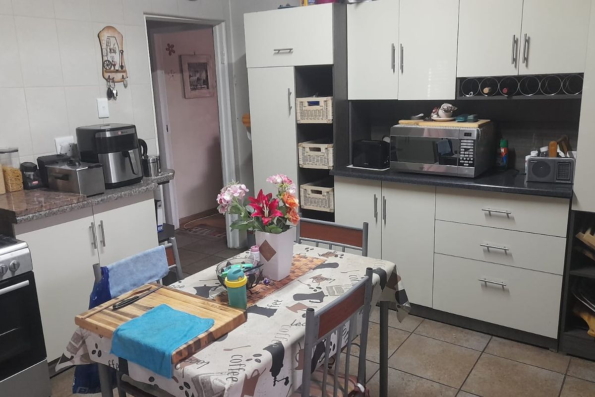 Semi attached – with newly fiber swimming pool - Photo 3