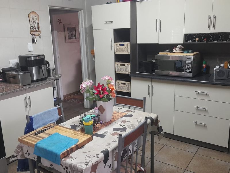 Semi attached – with newly fiber swimming pool - Photo 3