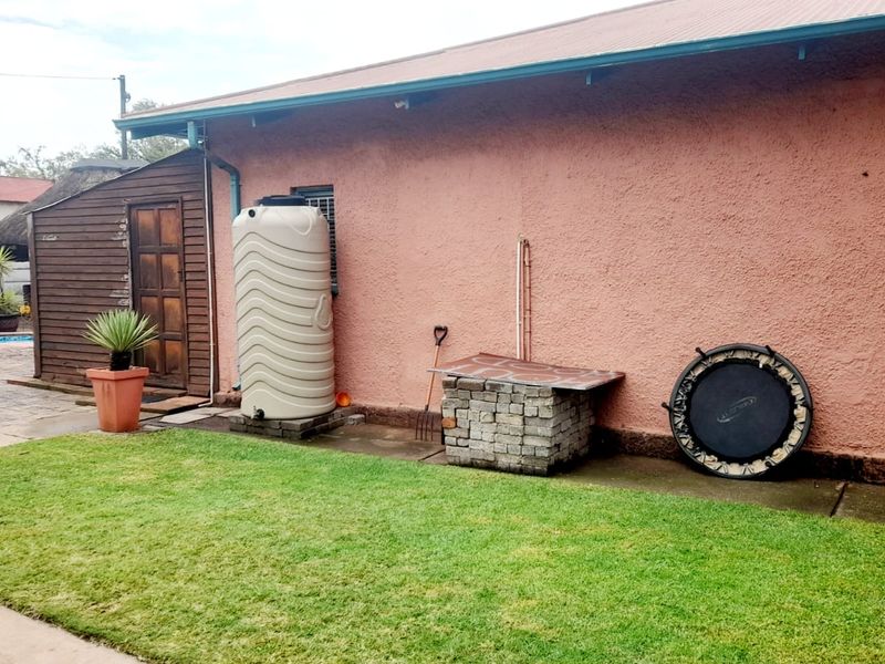 Semi attached – with newly fiber swimming pool - Photo 10