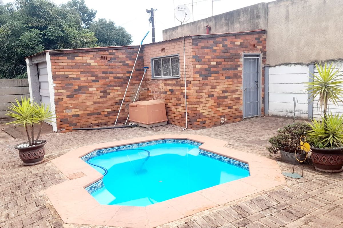 Semi attached – with newly fiber swimming pool - Photo 5