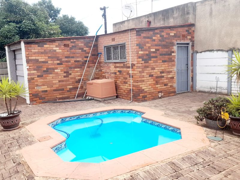 Semi attached – with newly fiber swimming pool - Photo 5