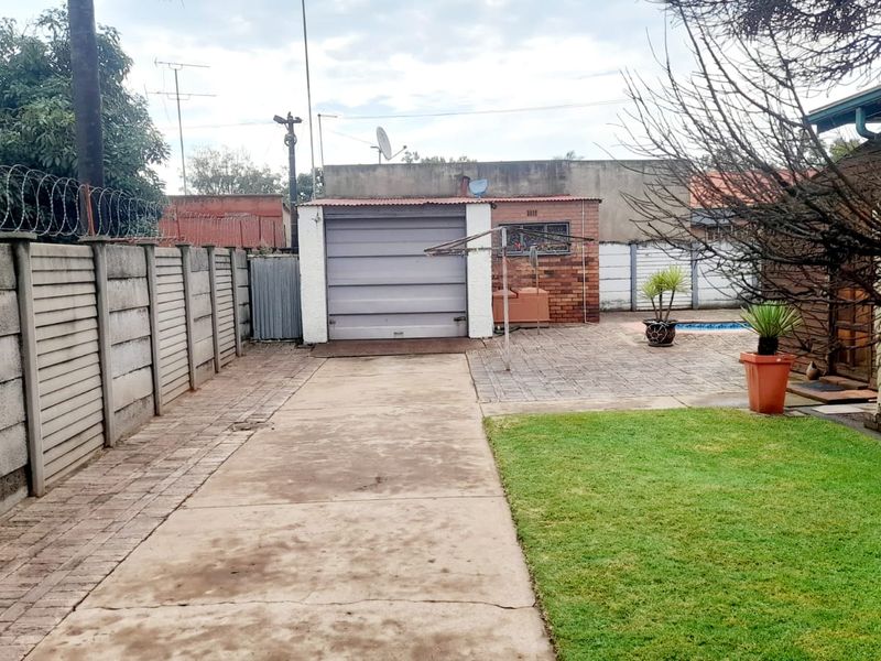 Semi attached – with newly fiber swimming pool - Photo 9