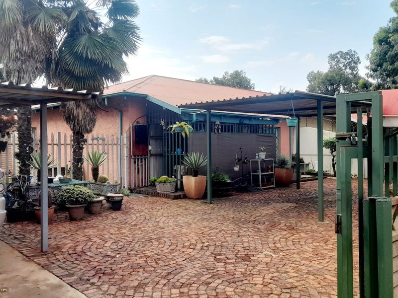 Semi attached – with newly fiber swimming pool - Photo 8