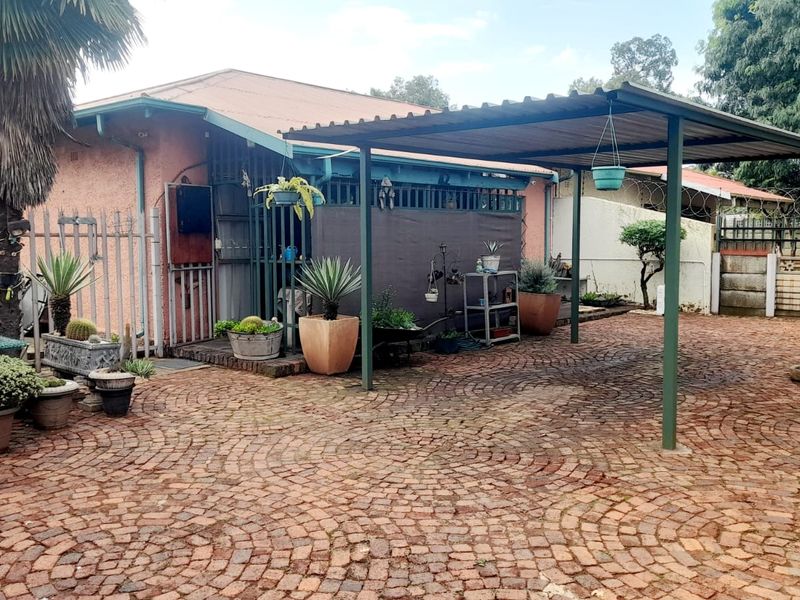 Semi attached – with newly fiber swimming pool - Photo 7