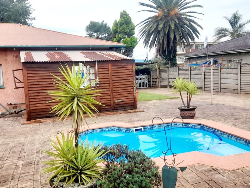 Semi attached – with newly fiber swimming pool - Photo 6