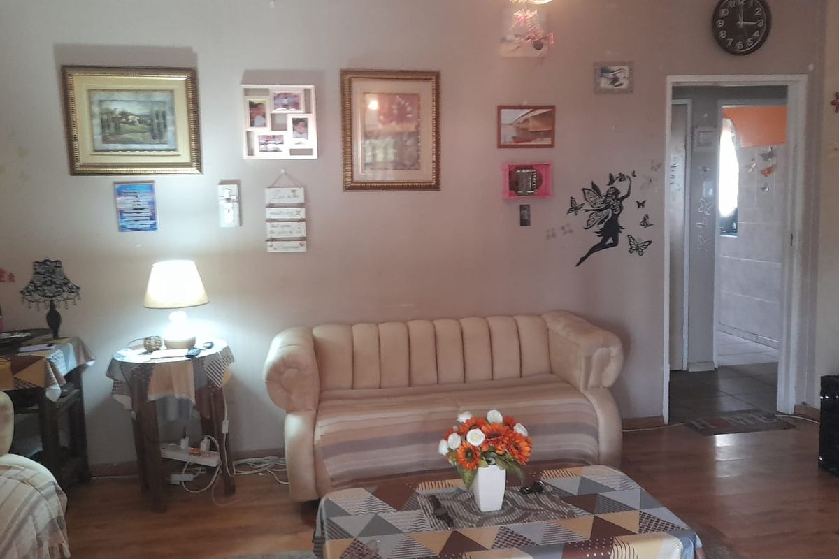 Semi attached – with newly fiber swimming pool - Photo 2