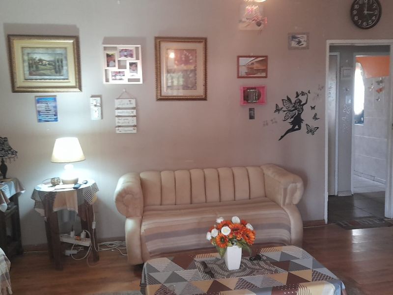 Semi attached – with newly fiber swimming pool - Photo 2