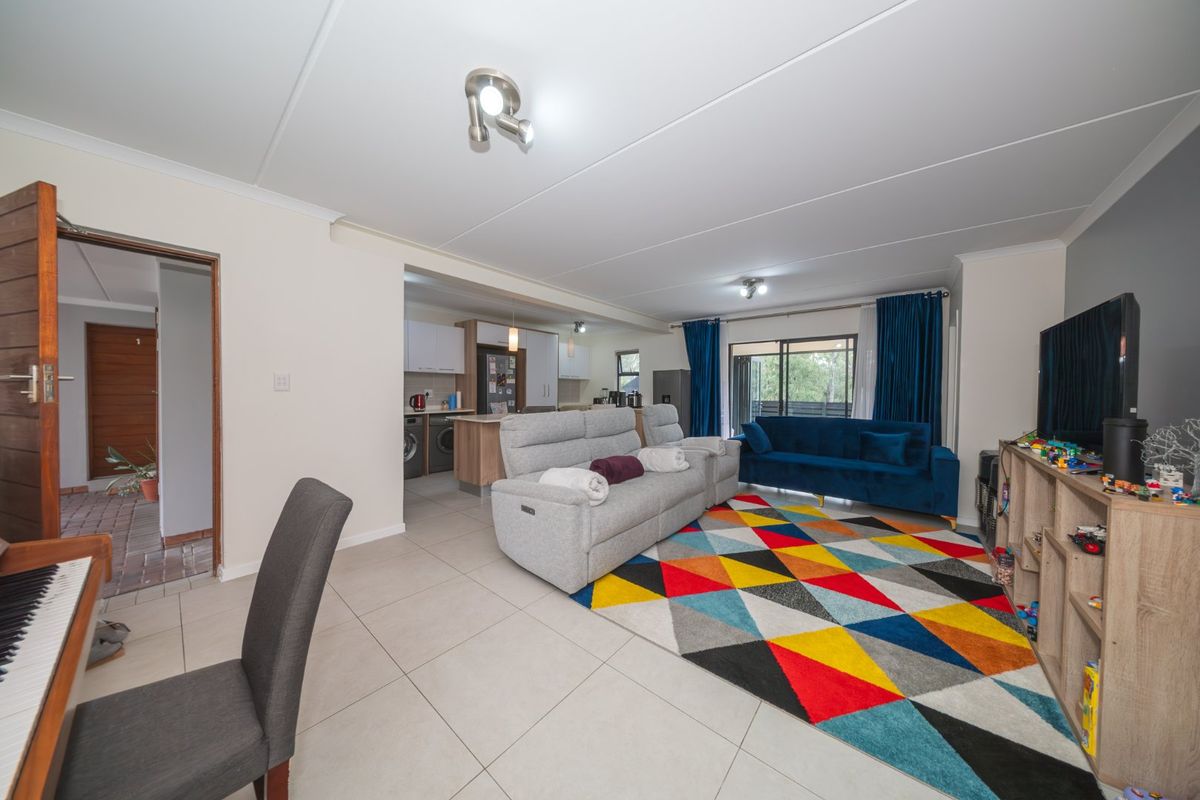 Exquisite 3-Bedroom Ground Floor Apartment with Enclosed Patio & Nature Reserve Views - Photo 4