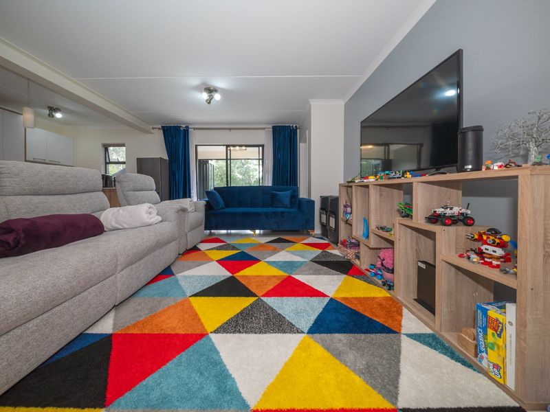 Exquisite 3-Bedroom Ground Floor Apartment with Enclosed Patio & Nature Reserve Views - Photo 7