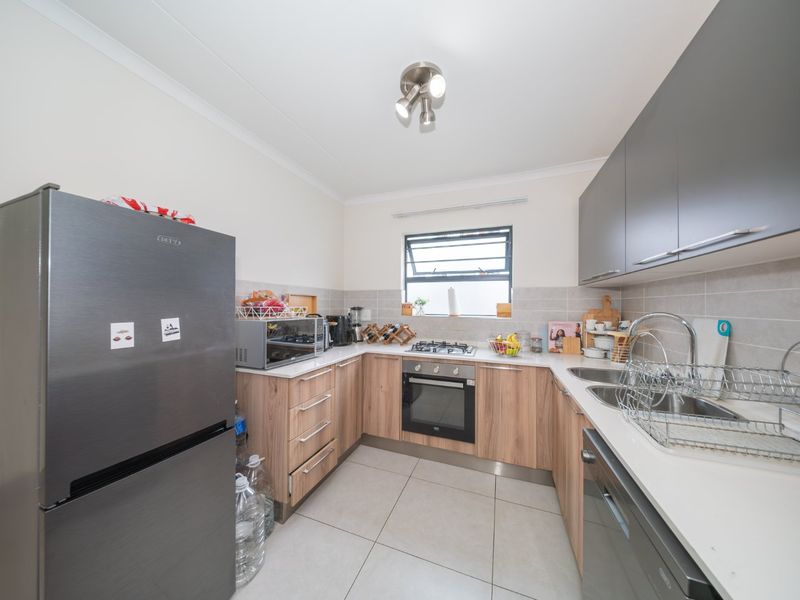 Modern 3-Bedroom Garden Apartment with Gas Braai & Nature Reserve Access - Photo 8