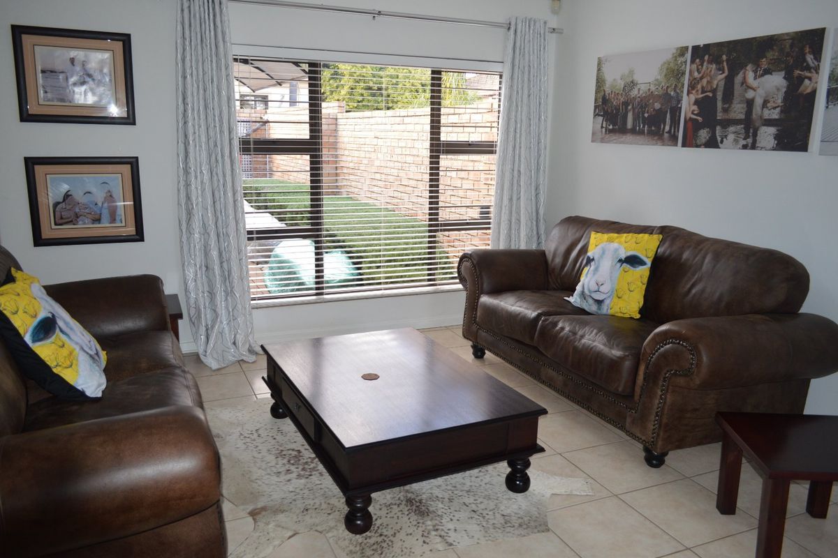 Luxury Full Title Townhouse in Prestigious Wilkoppies Security Complex – Off-the-Grid Elegance - Photo 3