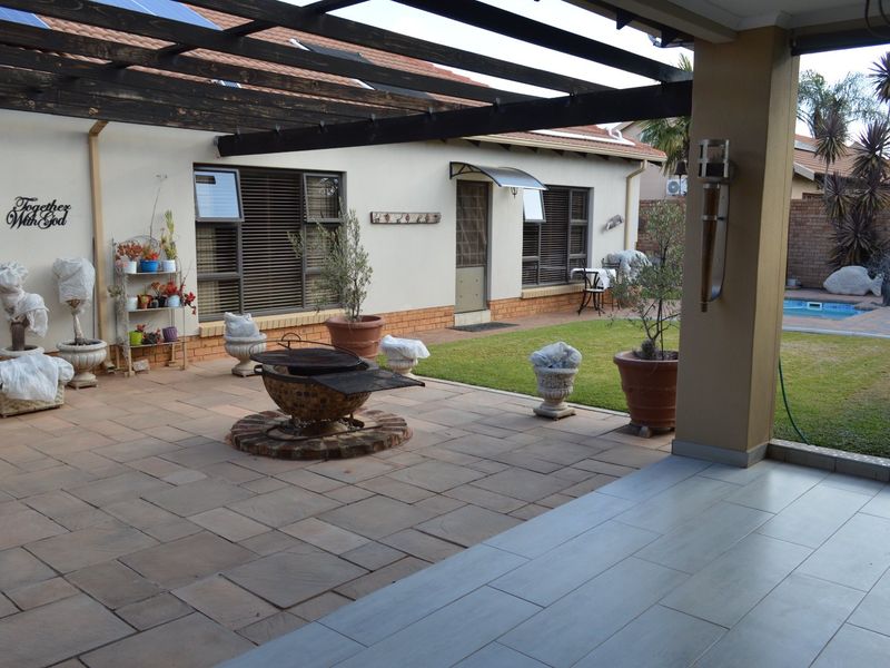 Luxury Full Title Townhouse in Prestigious Wilkoppies Security Complex – Off-the-Grid Elegance - Photo 9