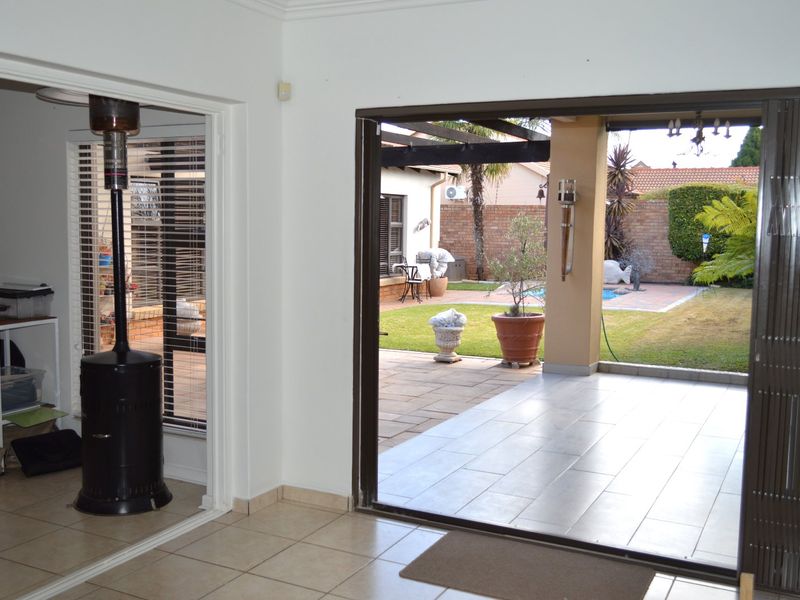 Luxury Full Title Townhouse in Prestigious Wilkoppies Security Complex – Off-the-Grid Elegance - Photo 8