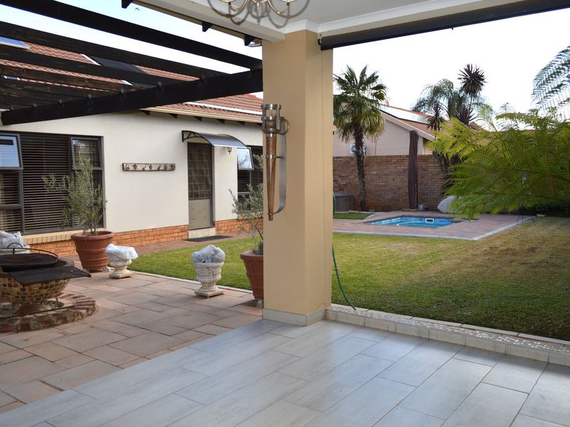 Luxury Full Title Townhouse in Prestigious Wilkoppies Security Complex – Off-the-Grid Elegance - Photo 10