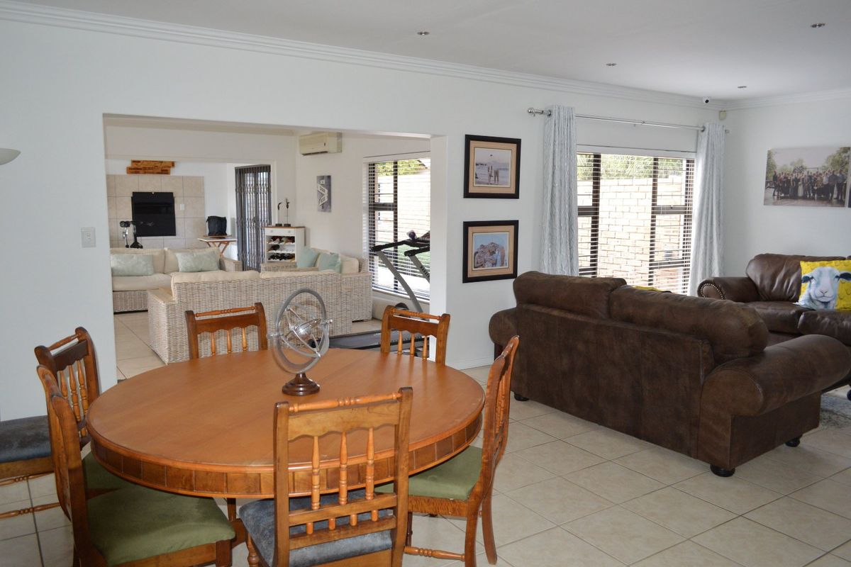 Luxury Full Title Townhouse in Prestigious Wilkoppies Security Complex – Off-the-Grid Elegance - Photo 5