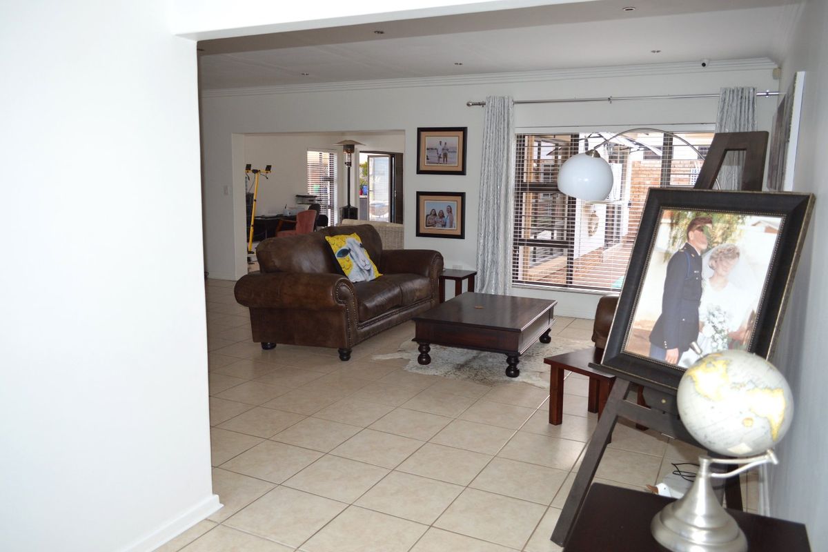 Luxury Full Title Townhouse in Prestigious Wilkoppies Security Complex – Off-the-Grid Elegance - Photo 2