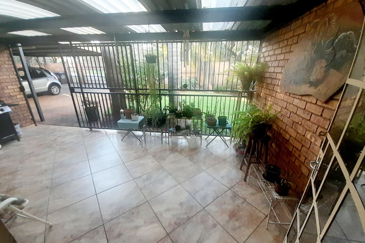 Spacious 5-Bedroom Double Storey Home with Separate Upstairs Living Quarters  - Photo 4
