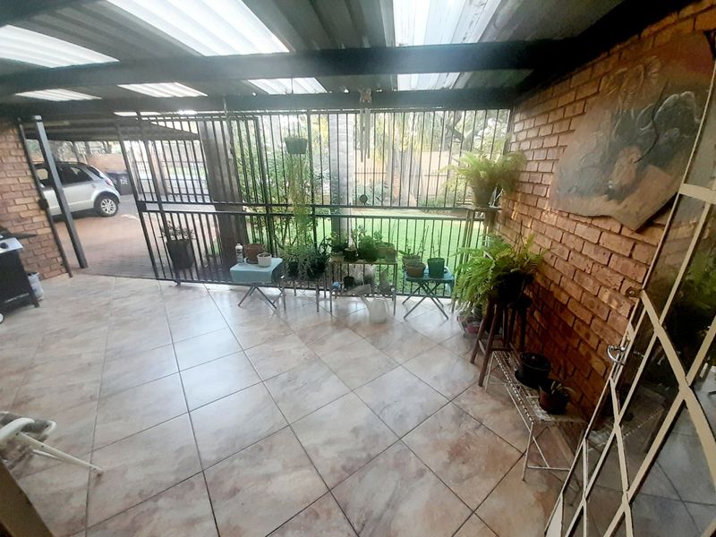Spacious 5-Bedroom Double Storey Home with Separate Upstairs Living Quarters  - Photo 4
