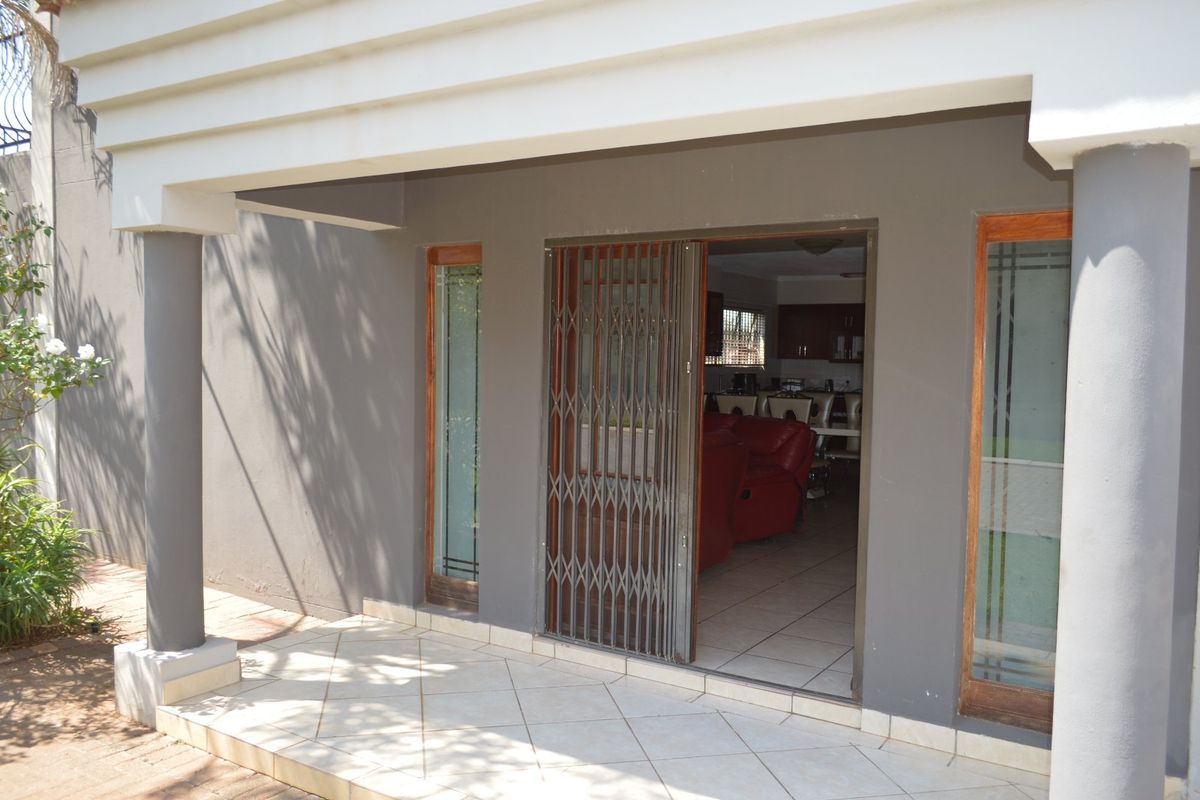 Refined, Contemporary Luxury in a Prestigious Doringkruin Complex - Photo 3