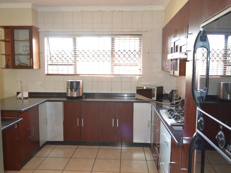 Refined, Contemporary Luxury in a Prestigious Doringkruin Complex - Photo 10