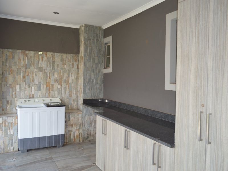 Refined, Contemporary Luxury in a Prestigious Doringkruin Complex - Photo 9