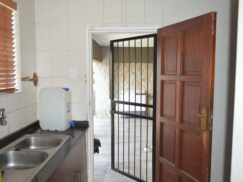 Refined, Contemporary Luxury in a Prestigious Doringkruin Complex - Photo 8